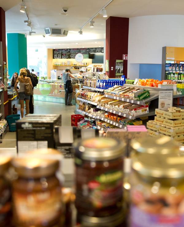 Kunden kaufen im veganen Supermarkt Veganz in Berlin ein.