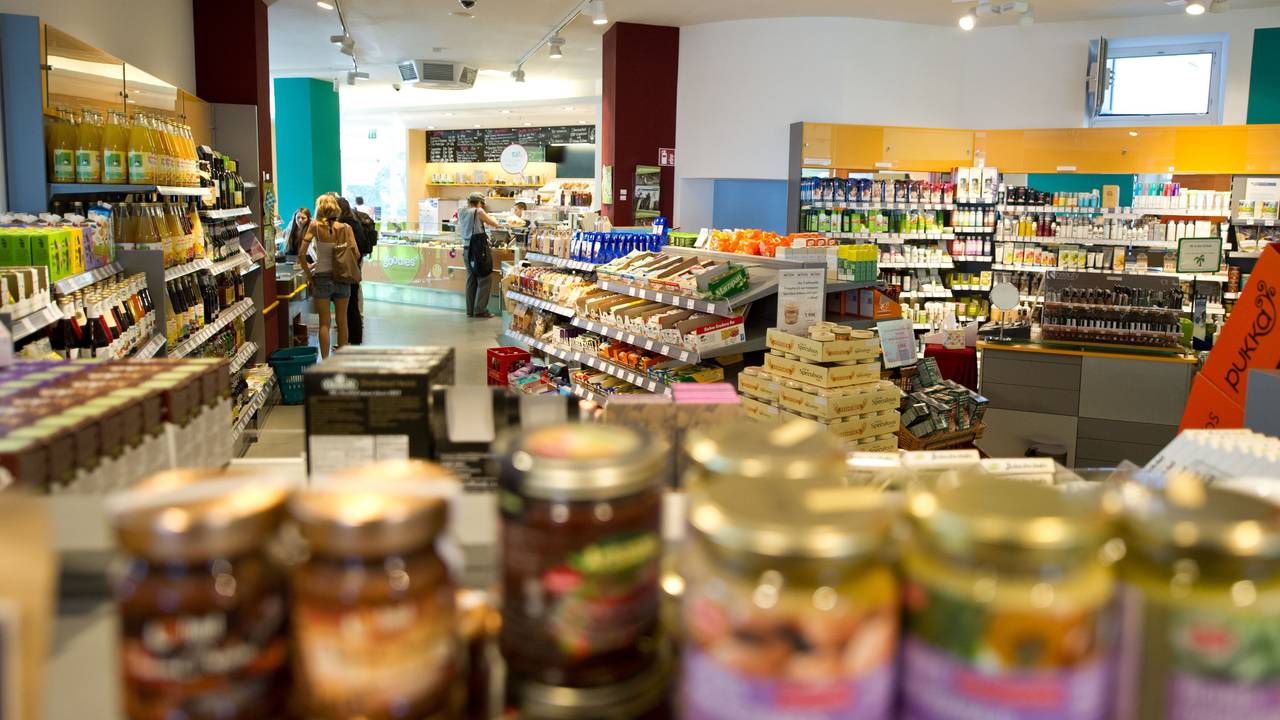 Kunden kaufen im veganen Supermarkt Veganz in Berlin ein.