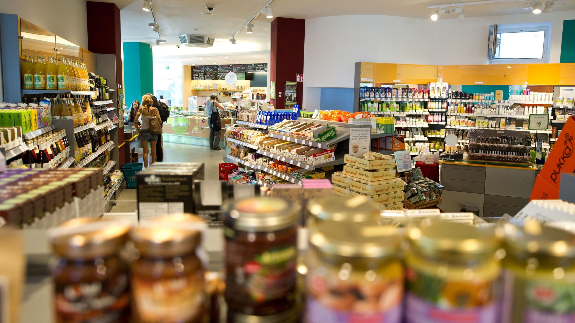 Kunden kaufen im veganen Supermarkt Veganz in Berlin ein.