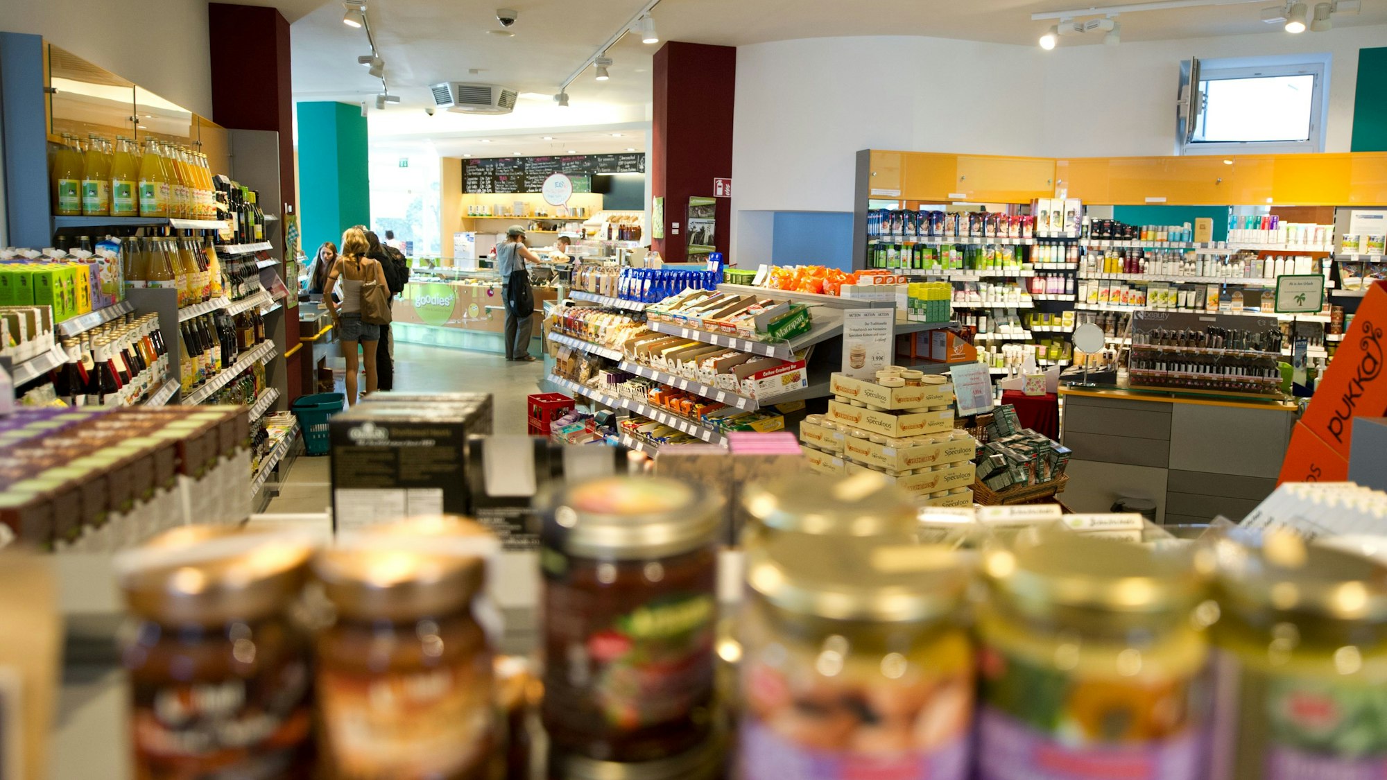 Kunden kaufen im veganen Supermarkt Veganz in Berlin ein.