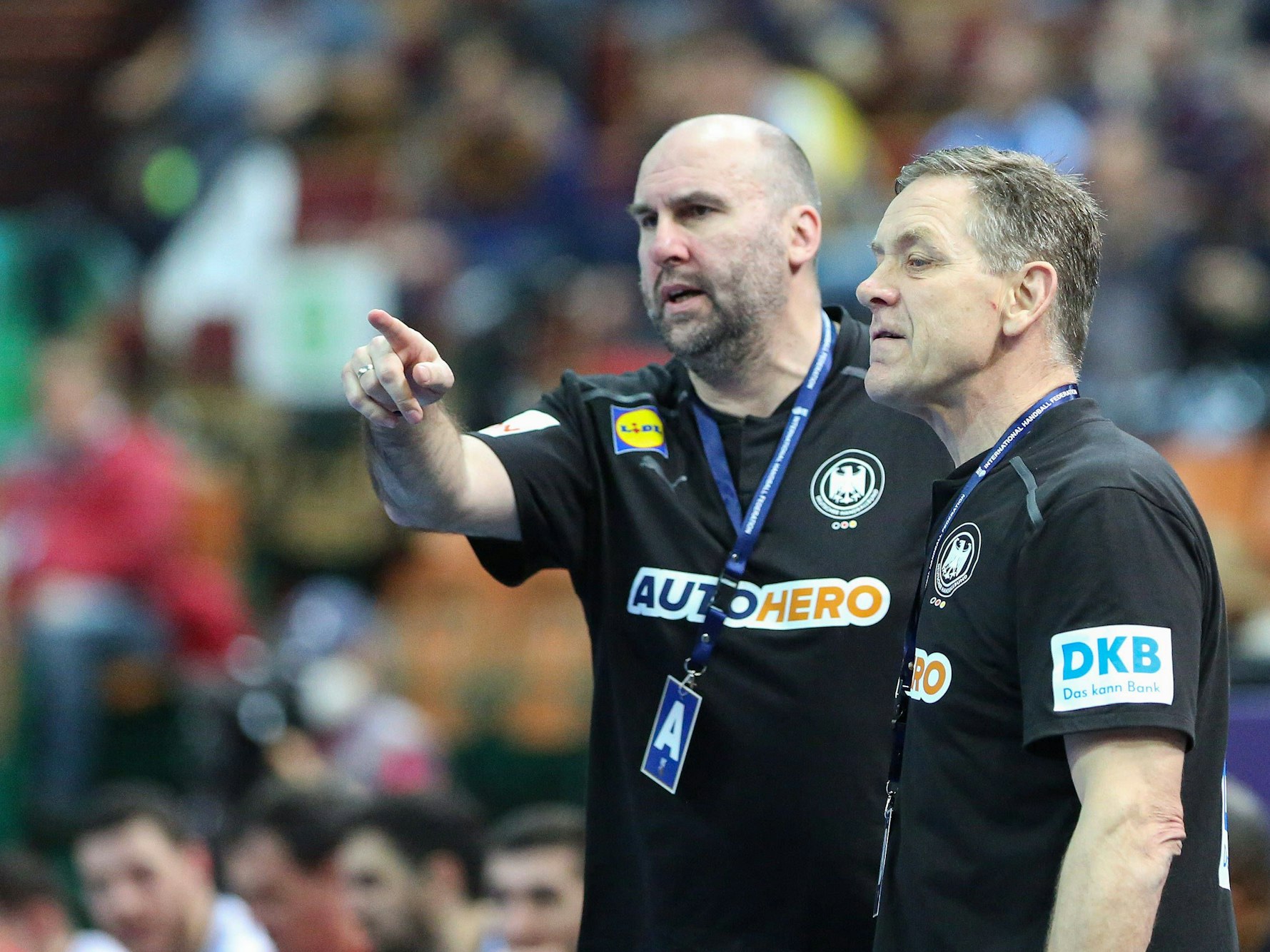 Eric Wudtke zeigt Alfred Gislason etwas.