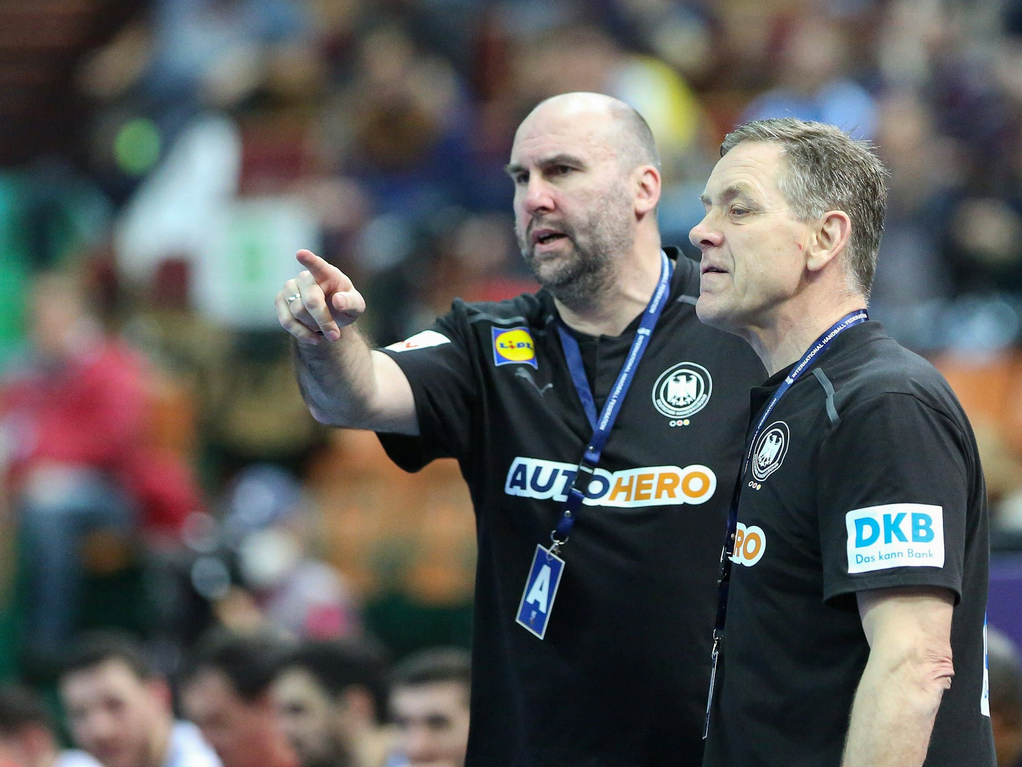 Eric Wudtke zeigt Alfred Gislason etwas.