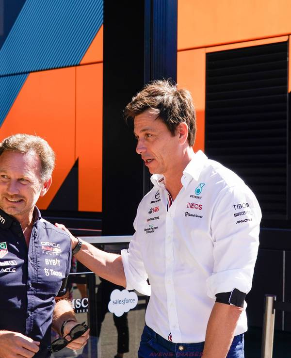 Toto Wolff legt Christian Horner die Hand auf die Schulter.