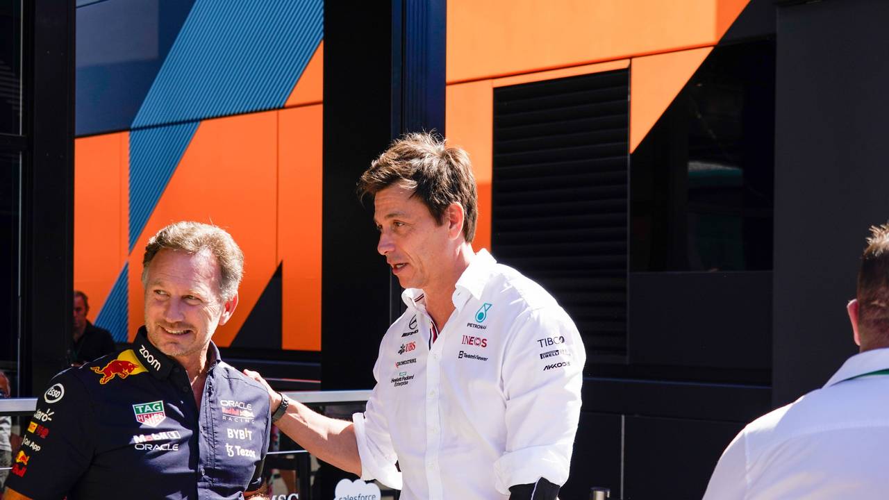 Toto Wolff legt Christian Horner die Hand auf die Schulter.