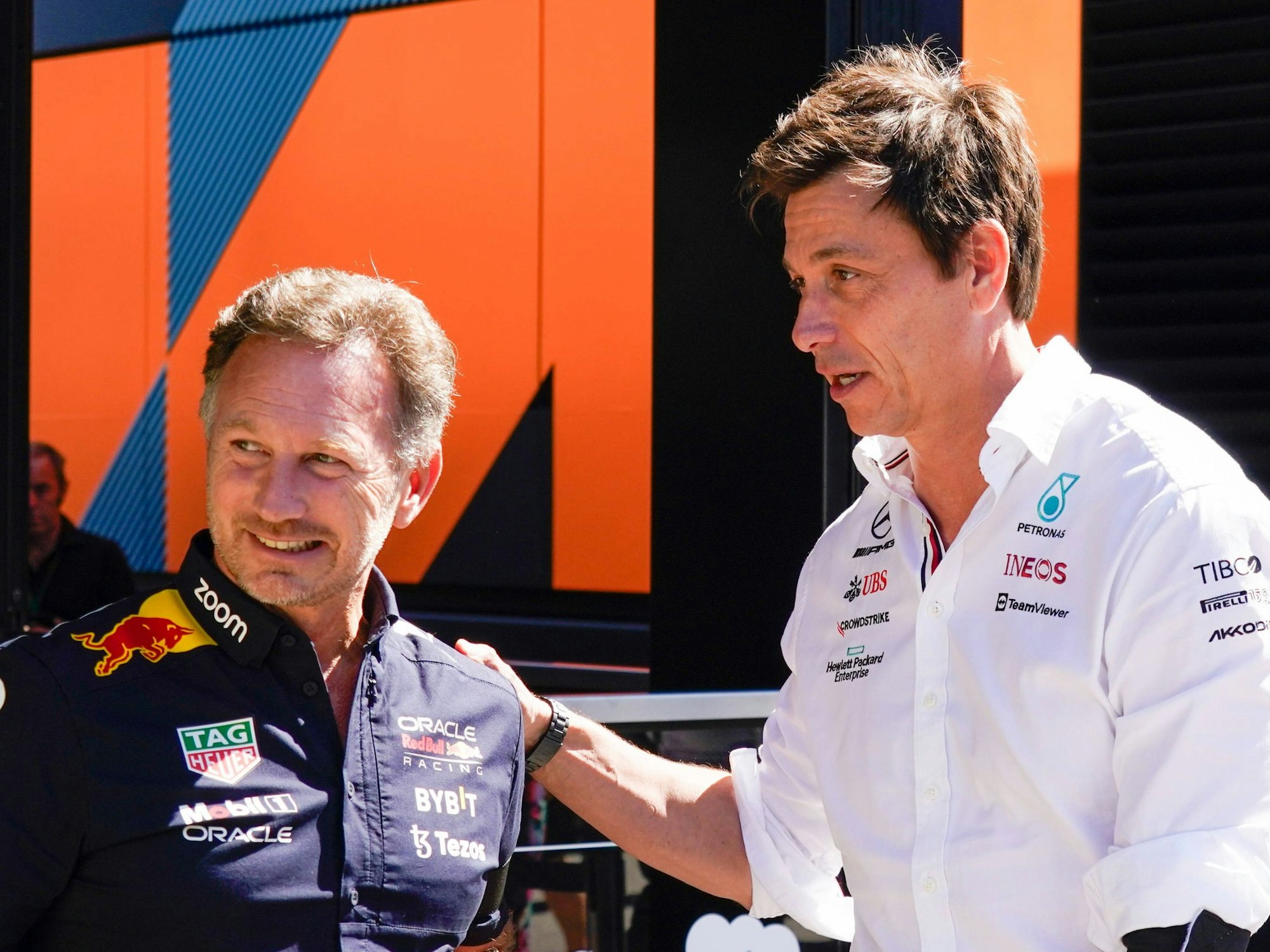 Toto Wolff legt Christian Horner die Hand auf die Schulter.