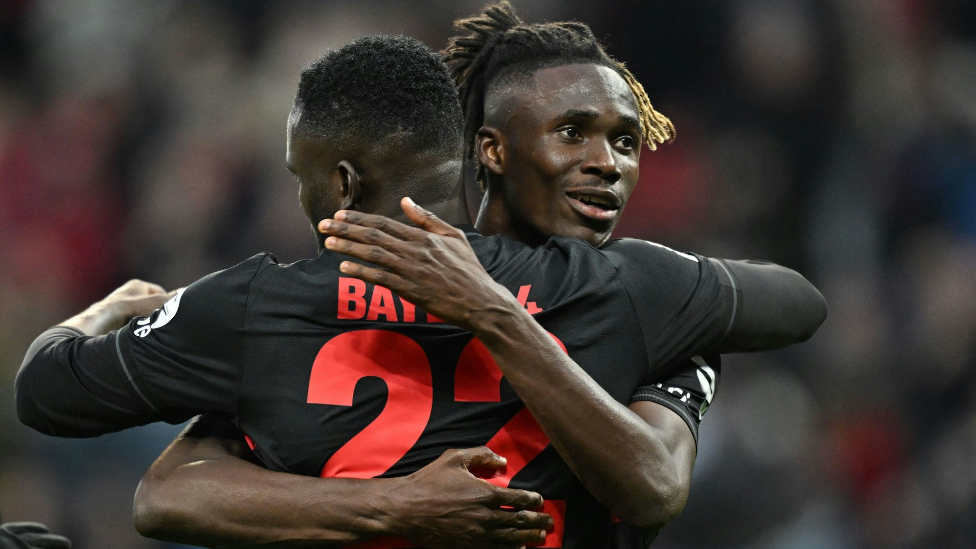 Odilon Kossounou und Victor Boniface umarmen sich