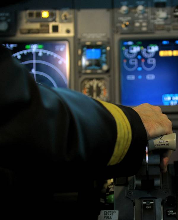 Ein Pilot sitzt am 24. Februar 2012 in Düsseldorf im Cockpit einer Boeing 737-800.