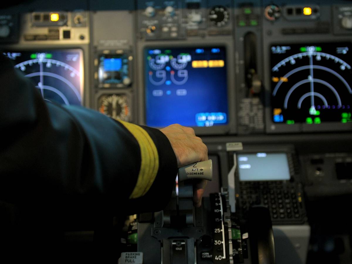 Ein Pilot sitzt am 24. Februar 2012 in Düsseldorf im Cockpit einer Boeing 737-800.