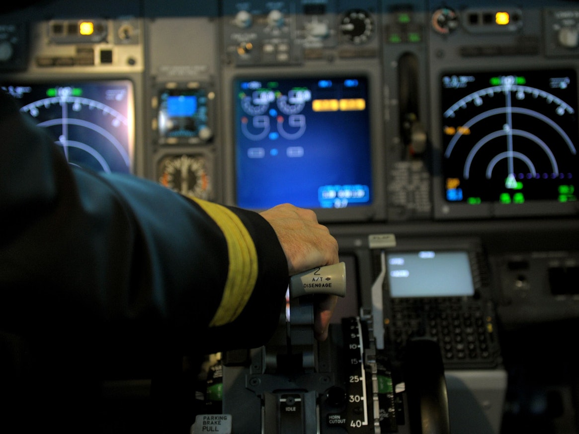 Ein Pilot sitzt am 24. Februar 2012 in Düsseldorf im Cockpit einer Boeing 737-800.