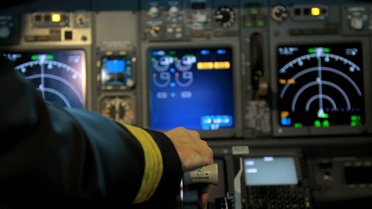 Ein Pilot sitzt am 24. Februar 2012 in Düsseldorf im Cockpit einer Boeing 737-800.