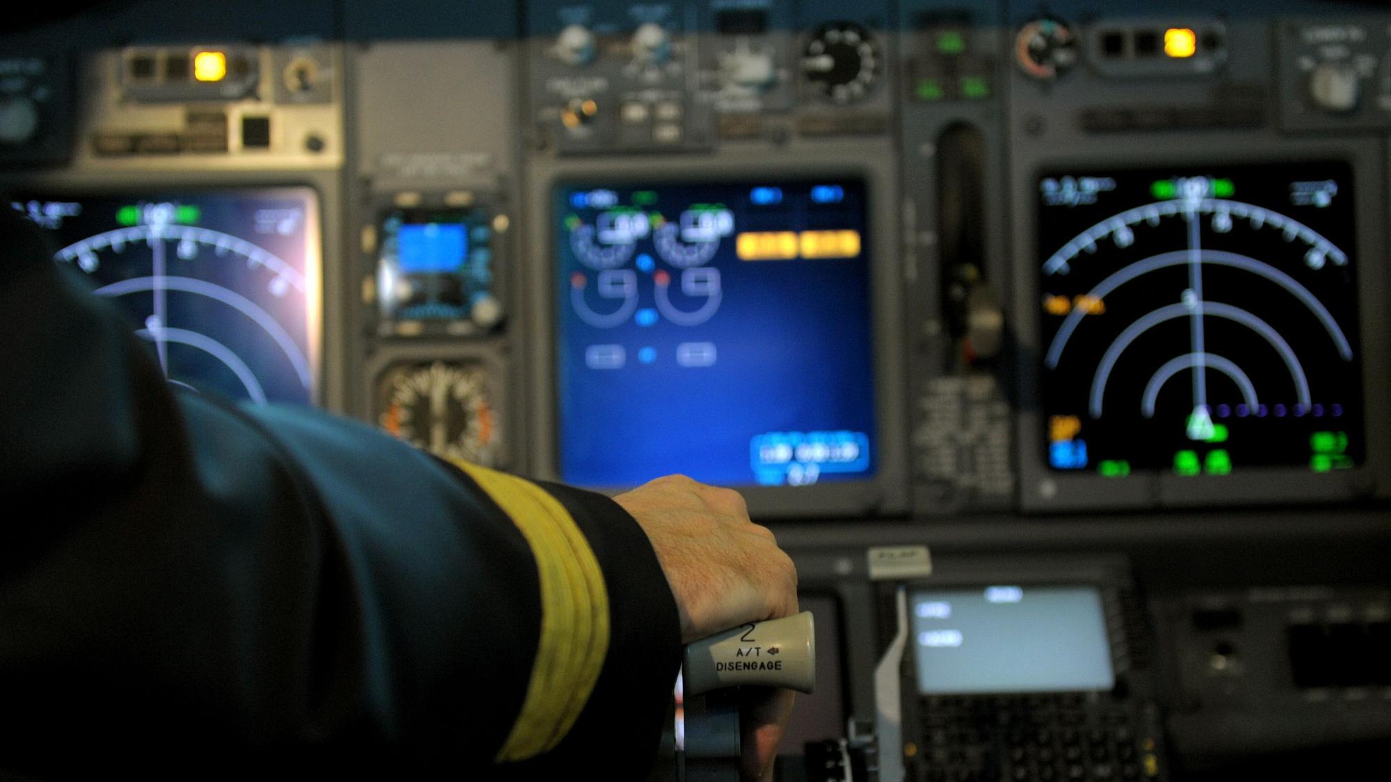 Ein Pilot sitzt am 24. Februar 2012 in Düsseldorf im Cockpit einer Boeing 737-800.