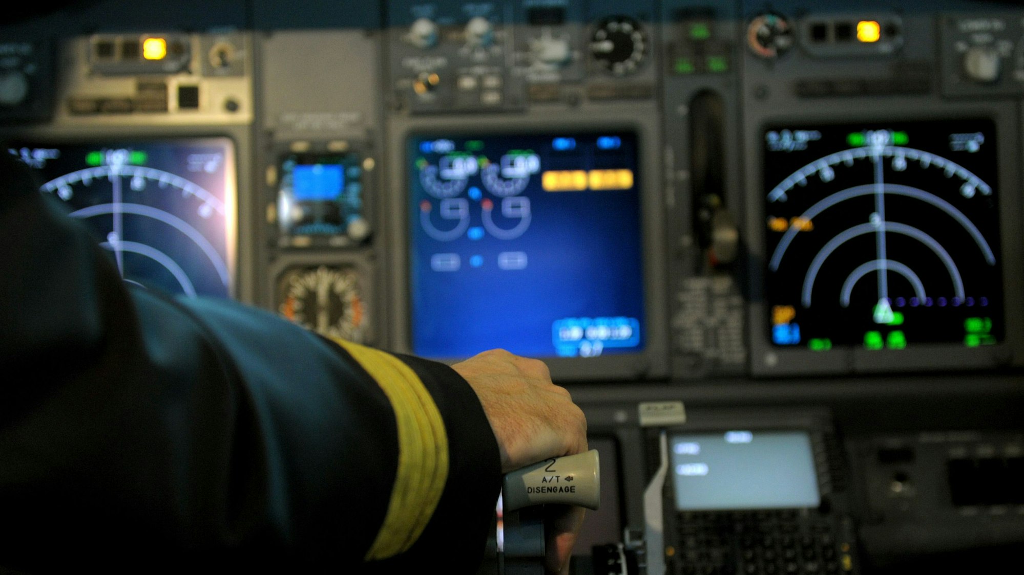 Ein Pilot sitzt am 24. Februar 2012 in Düsseldorf im Cockpit einer Boeing 737-800.
