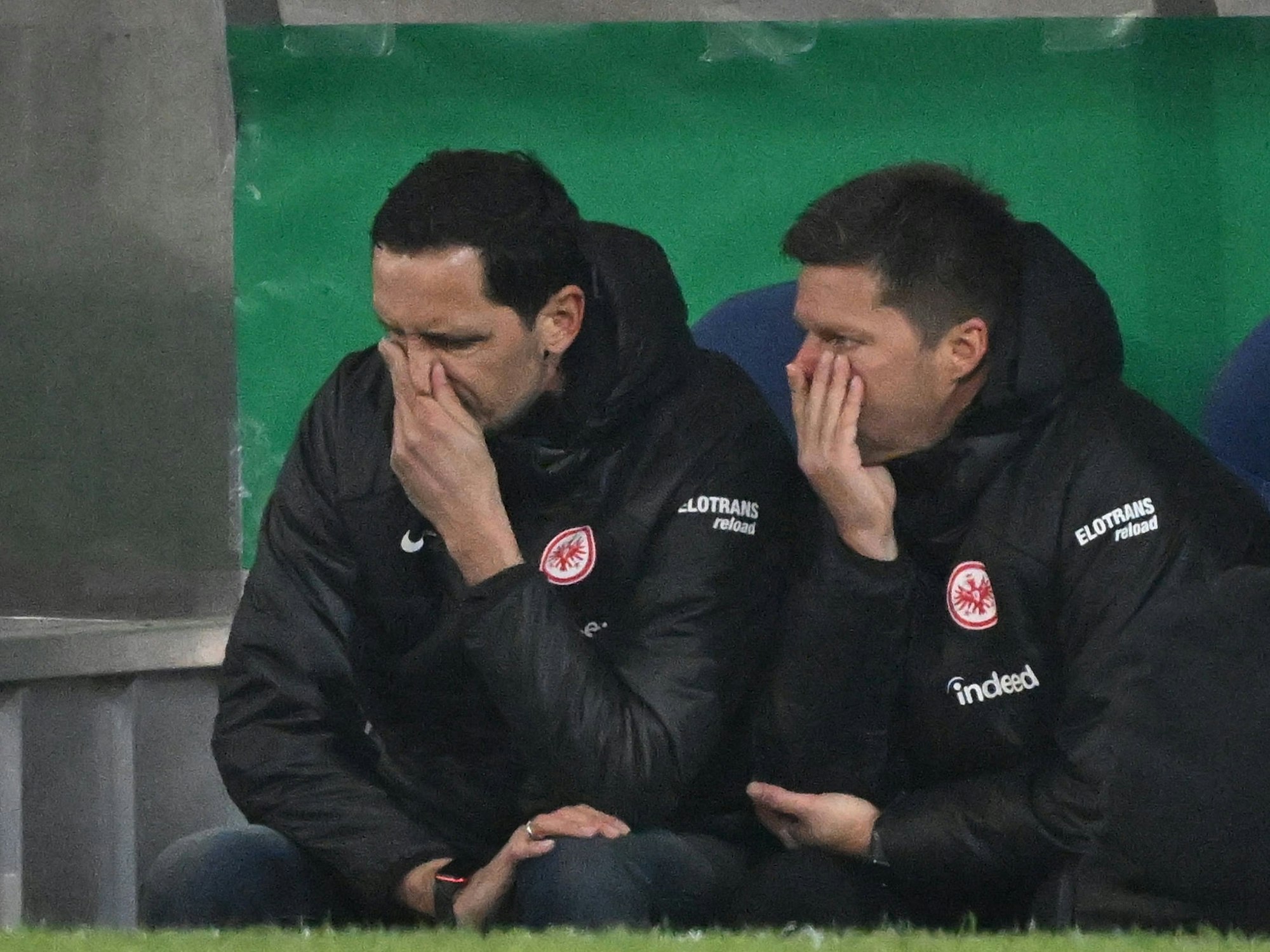 Dino Toppmöller sitzt neben seinem Co-Trainer frustriert auf der Bank.