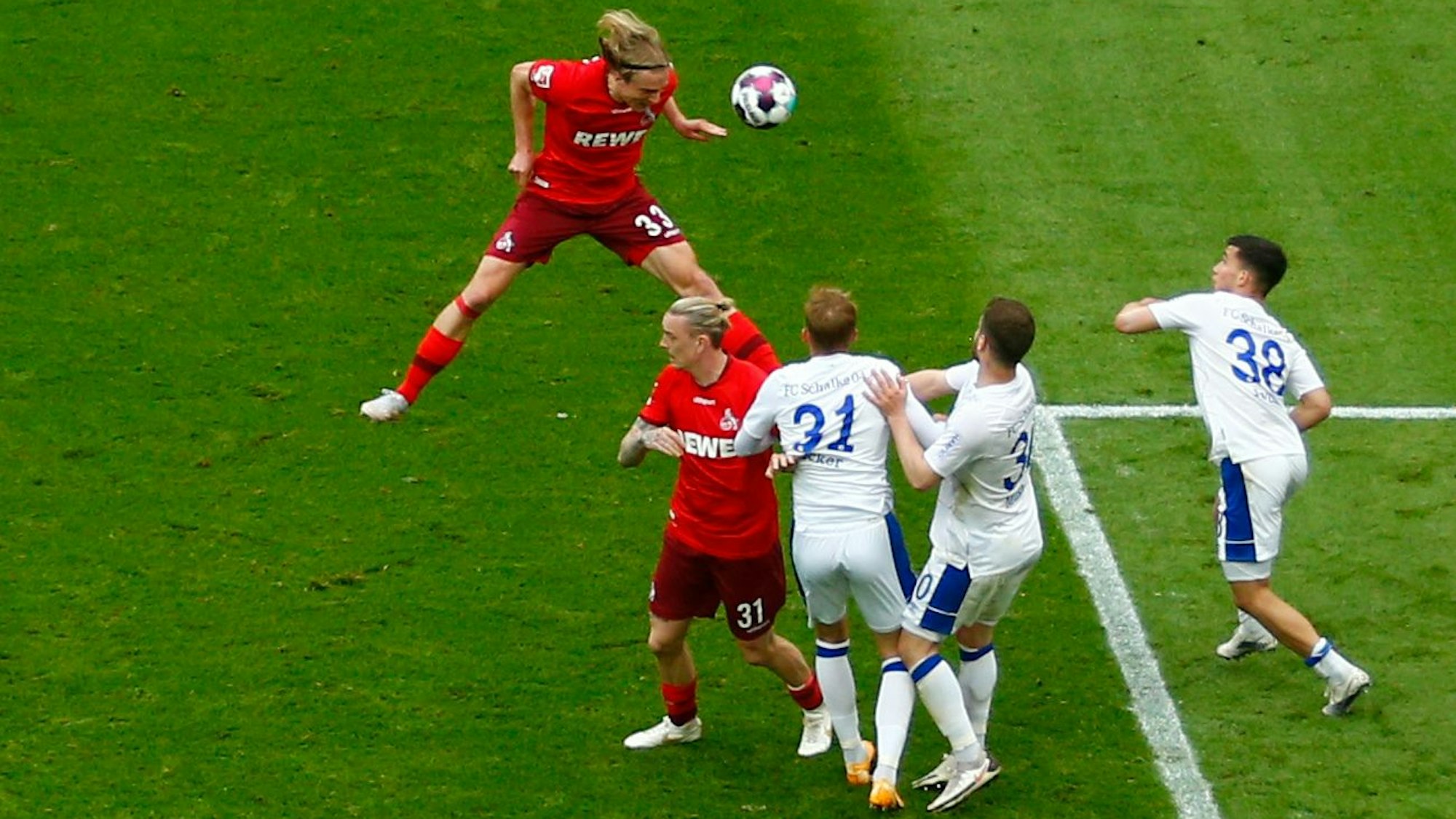 Kölns Sebastiaan Bornauw (l) köpft das Tor zum 1:0 gegen Schalke 04.