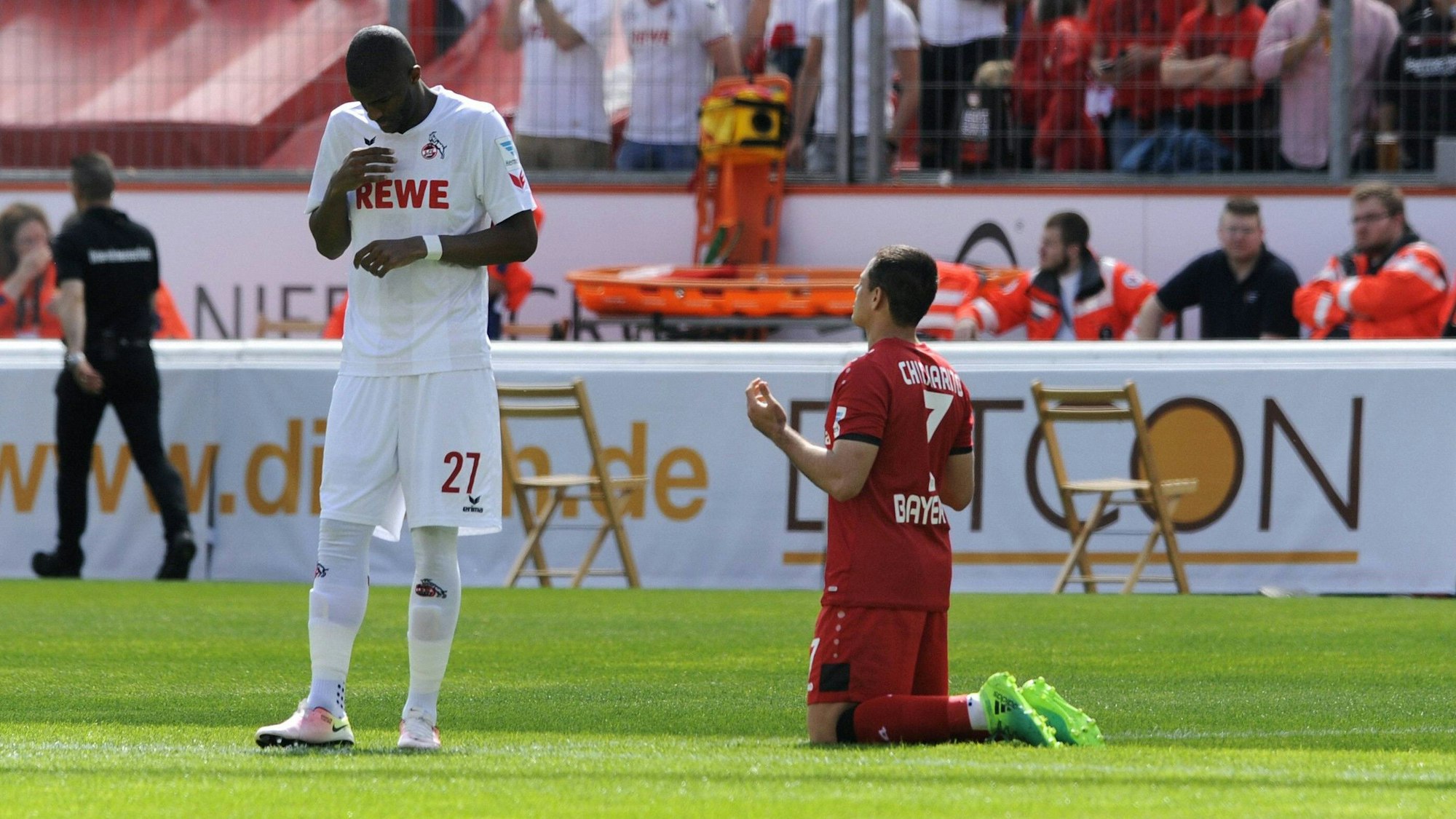 Die beiden früheren Bundesliga-Stürmer Anthony Modeste (l.) und Chicharito am 13. Mai 2017 beim Bundesliga-Spiel zwisen Bayer Leverkusen und dem 1. FC Köln.