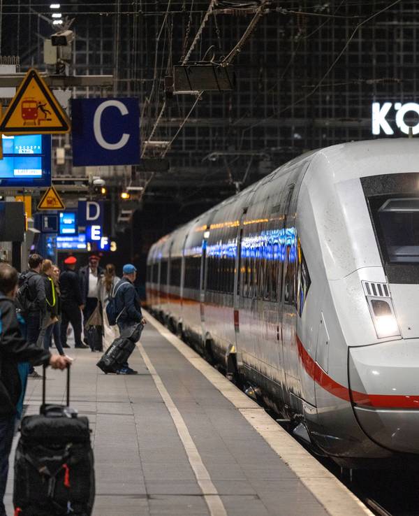Ein ICE steht im Hauptbahnhof Köln.