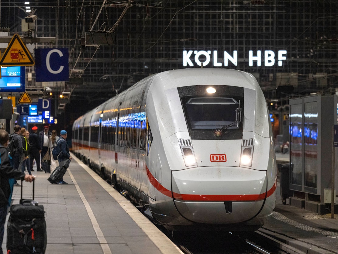Ein ICE steht im Hauptbahnhof Köln.