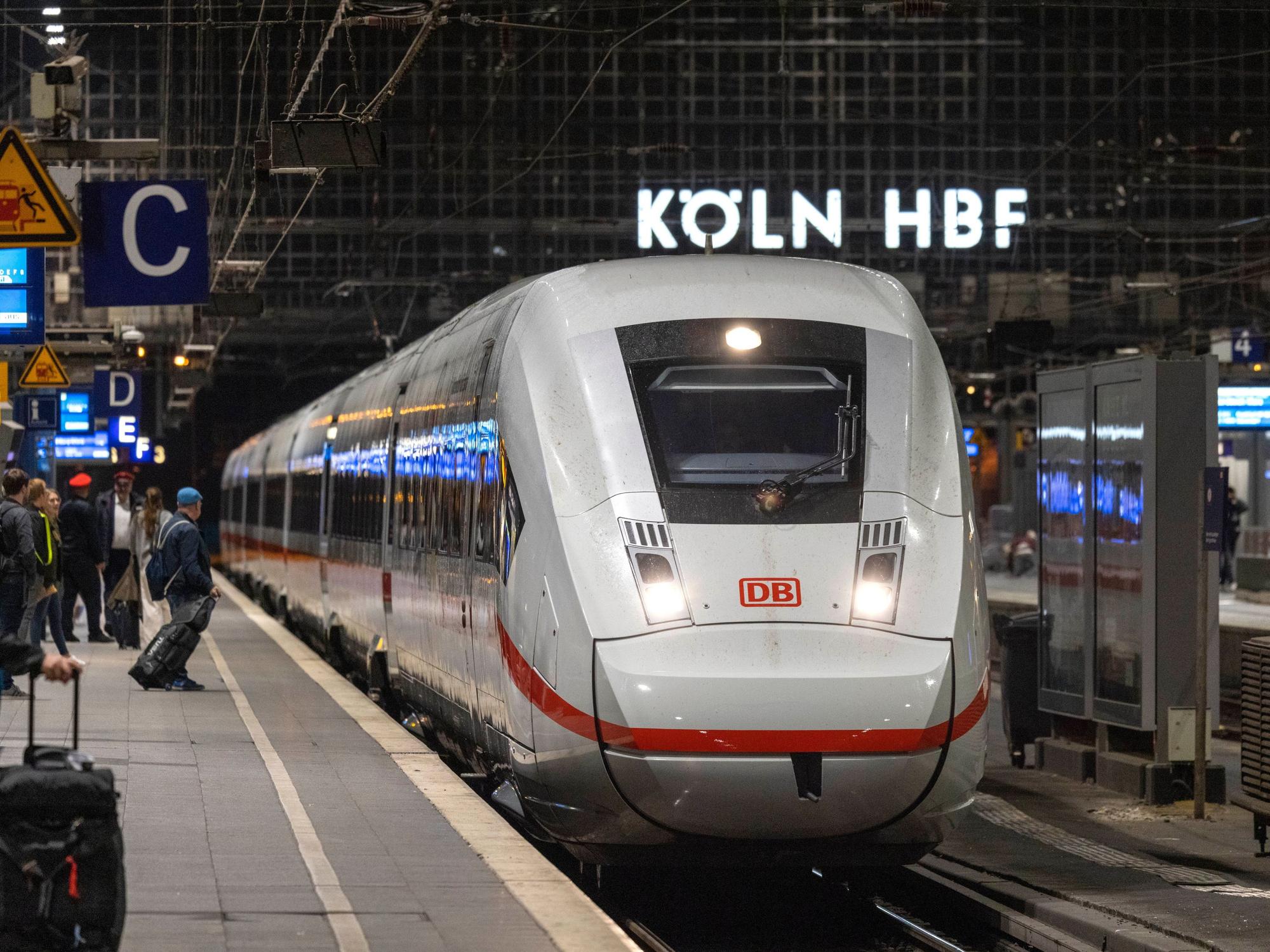 Ein ICE am 13. Oktober 2023 im Hauptbahnhof Köln: Wieder durchkreuzt ein Arbeitskampf Pläne von Pendlerinnen und Pendlern sowie Bahnreisenden.