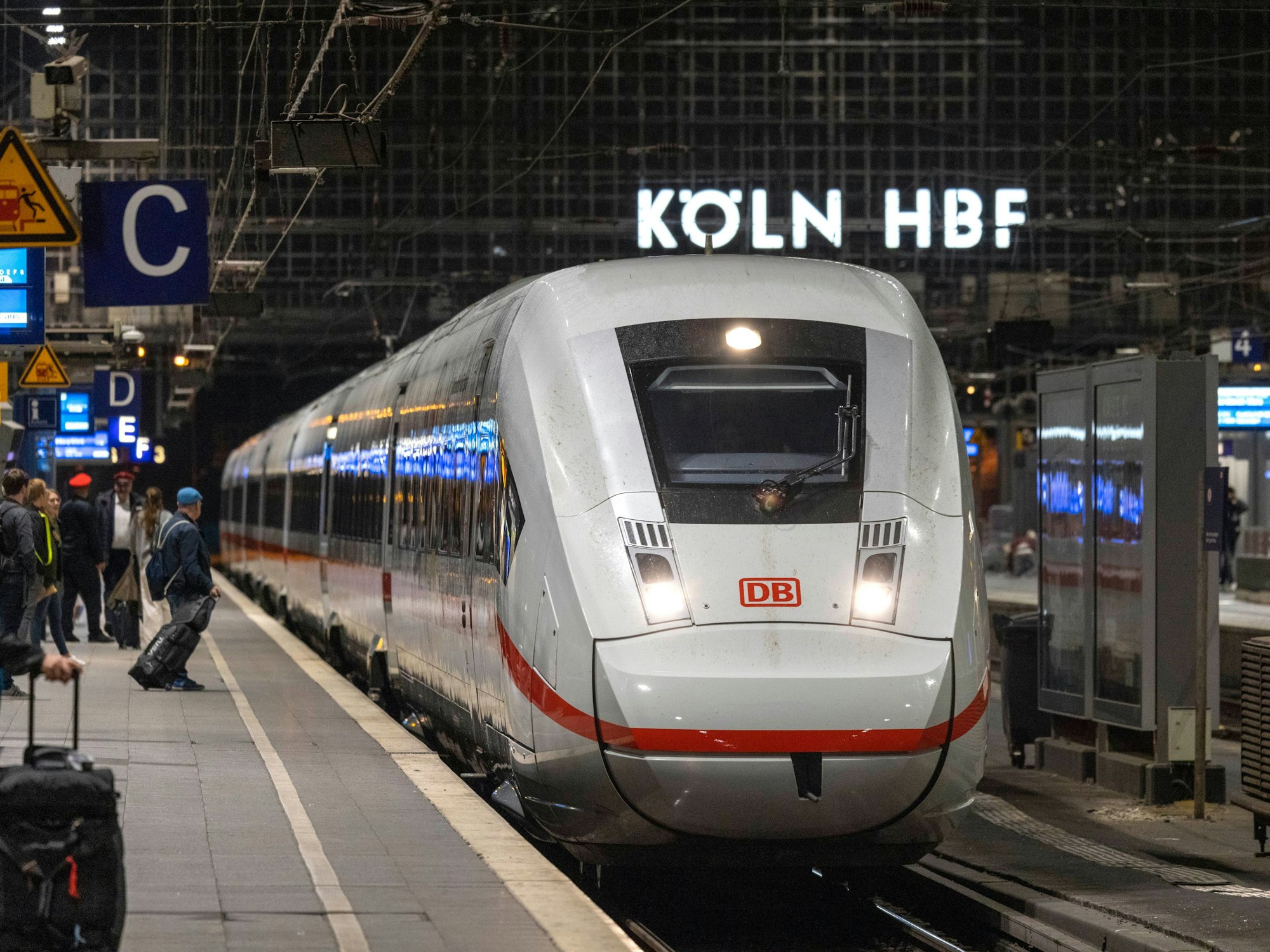 Ein ICE am 13. Oktober 2023 im Hauptbahnhof Köln: Wieder durchkreuzt ein Arbeitskampf Pläne von Pendlerinnen und Pendlern sowie Bahnreisenden.