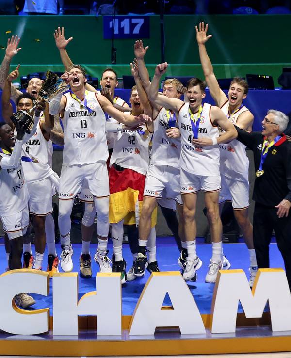 Deutschlands Basketball-Nationalmannschaft feiert den WM-Titel.