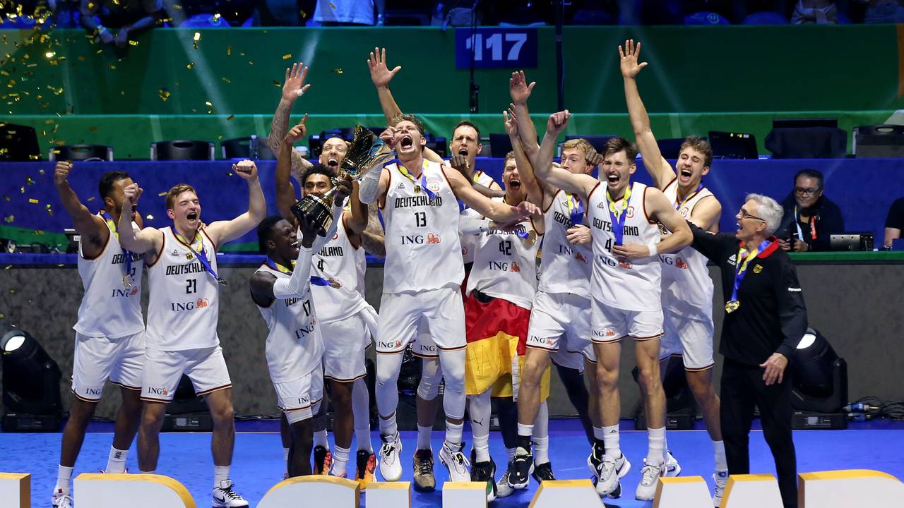 Deutschlands Basketball-Nationalmannschaft feiert den WM-Titel.