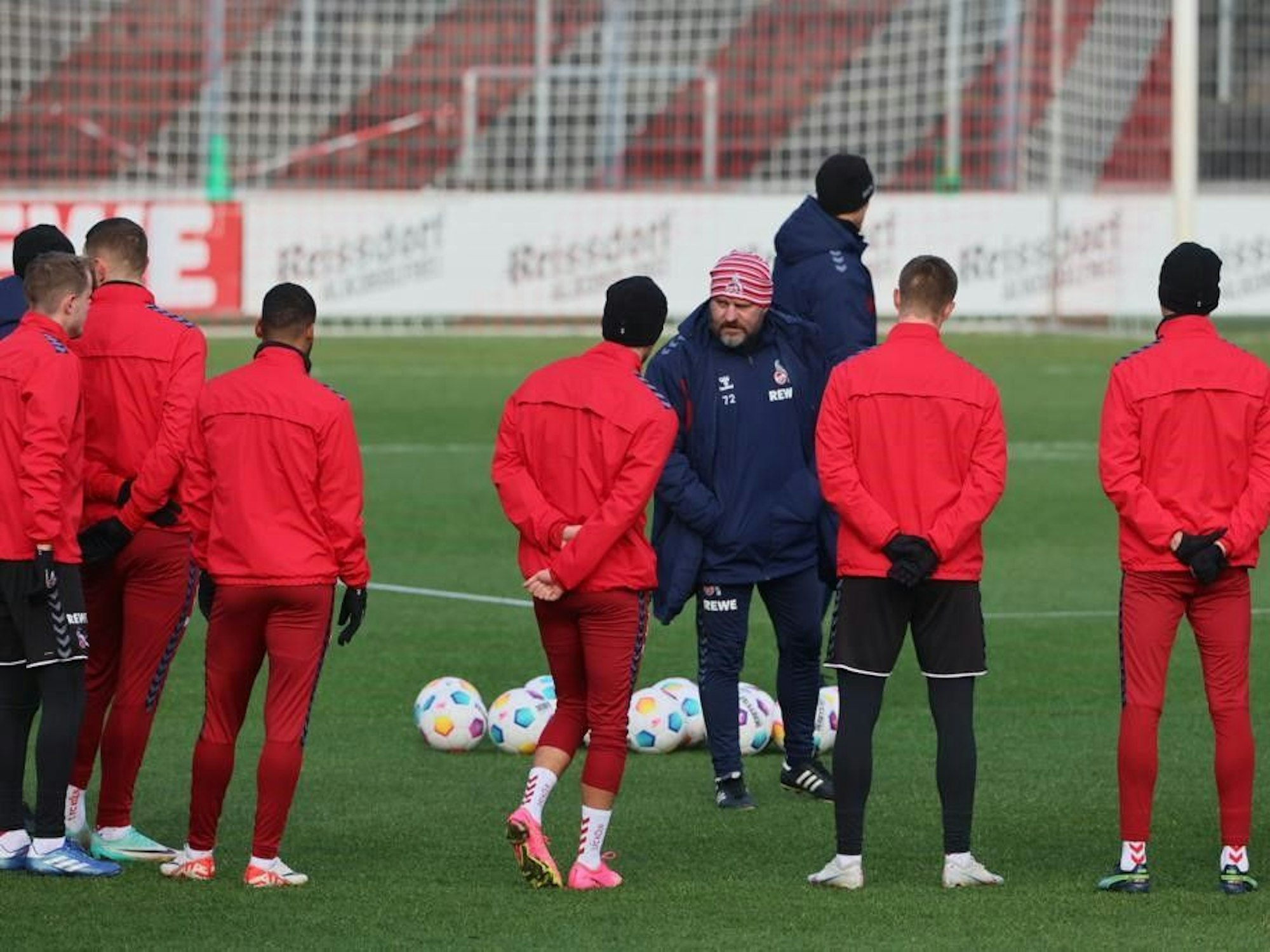 Steffen Baumgart spricht zu seiner Mannschaft.