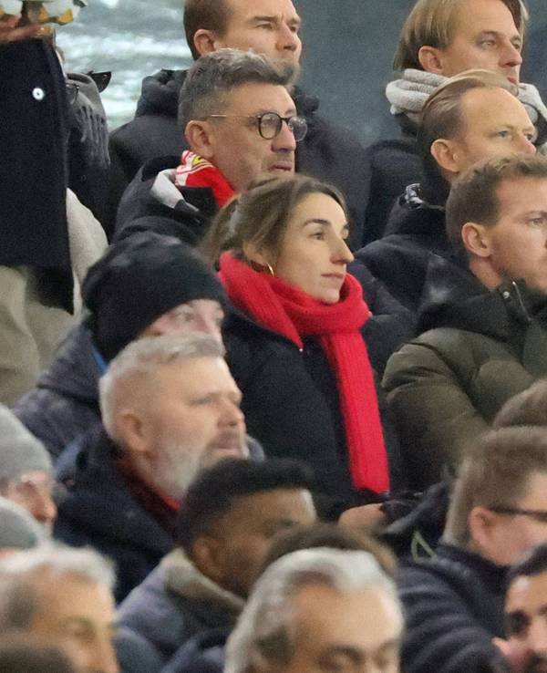 Julian Nagelsmann sitzt neben Lena Wurzenberger auf der Tribüne.