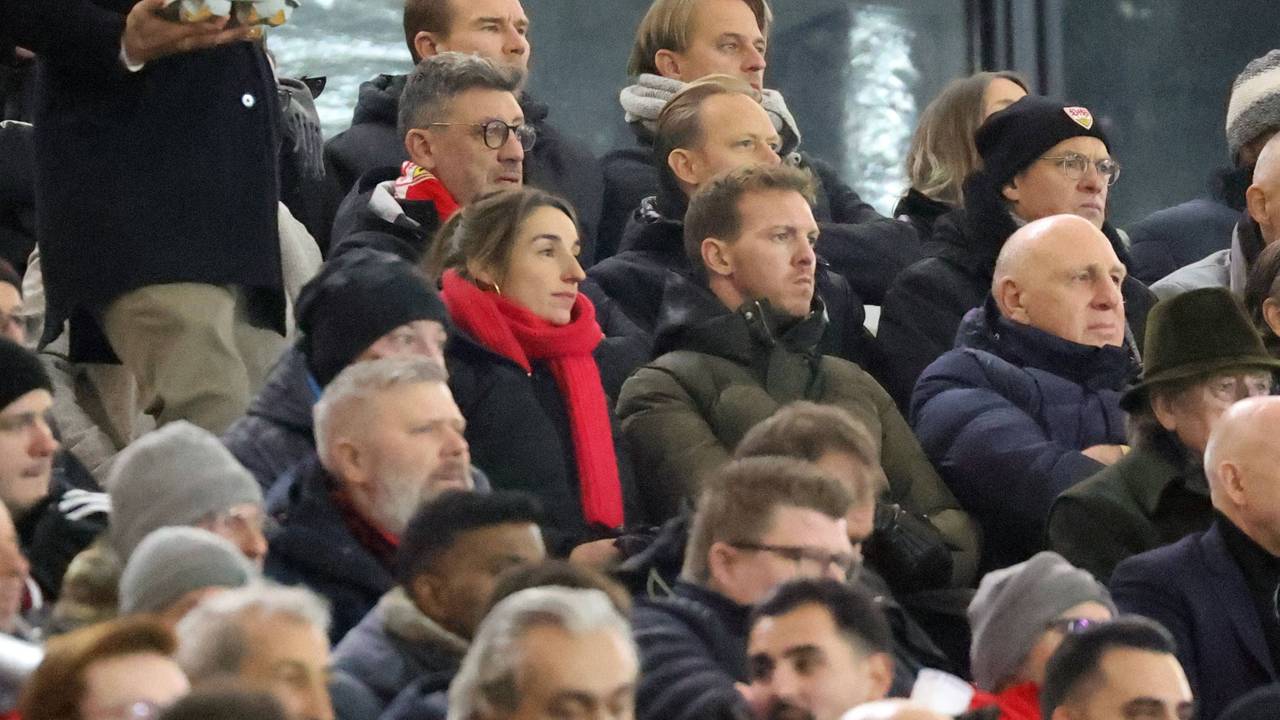 Julian Nagelsmann sitzt neben Lena Wurzenberger auf der Tribüne.