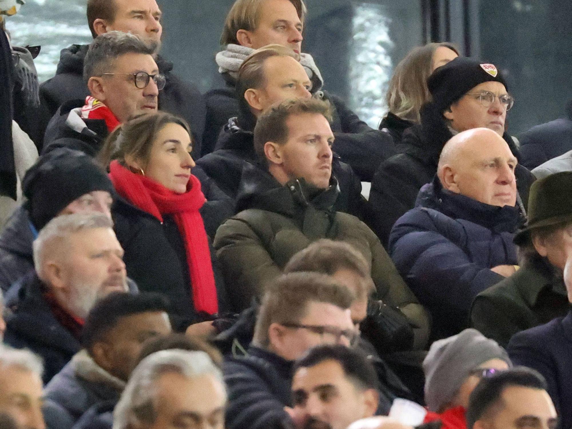 Julian Nagelsmann sitzt neben Lena Wurzenberger auf der Tribüne.