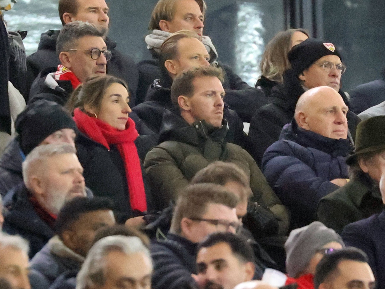 Julian Nagelsmann sitzt neben Lena Wurzenberger auf der Tribüne.