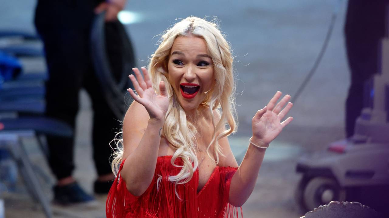 Die Teilnehmerin Emmy Russ steht bei der SAT.1 Show „Promi Big Brother 2020“ im Studio.