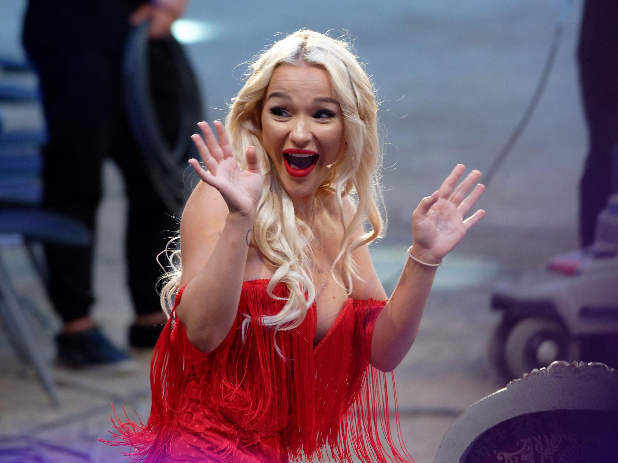 Die Teilnehmerin Emmy Russ steht bei der SAT.1 Show „Promi Big Brother 2020“ im Studio.
