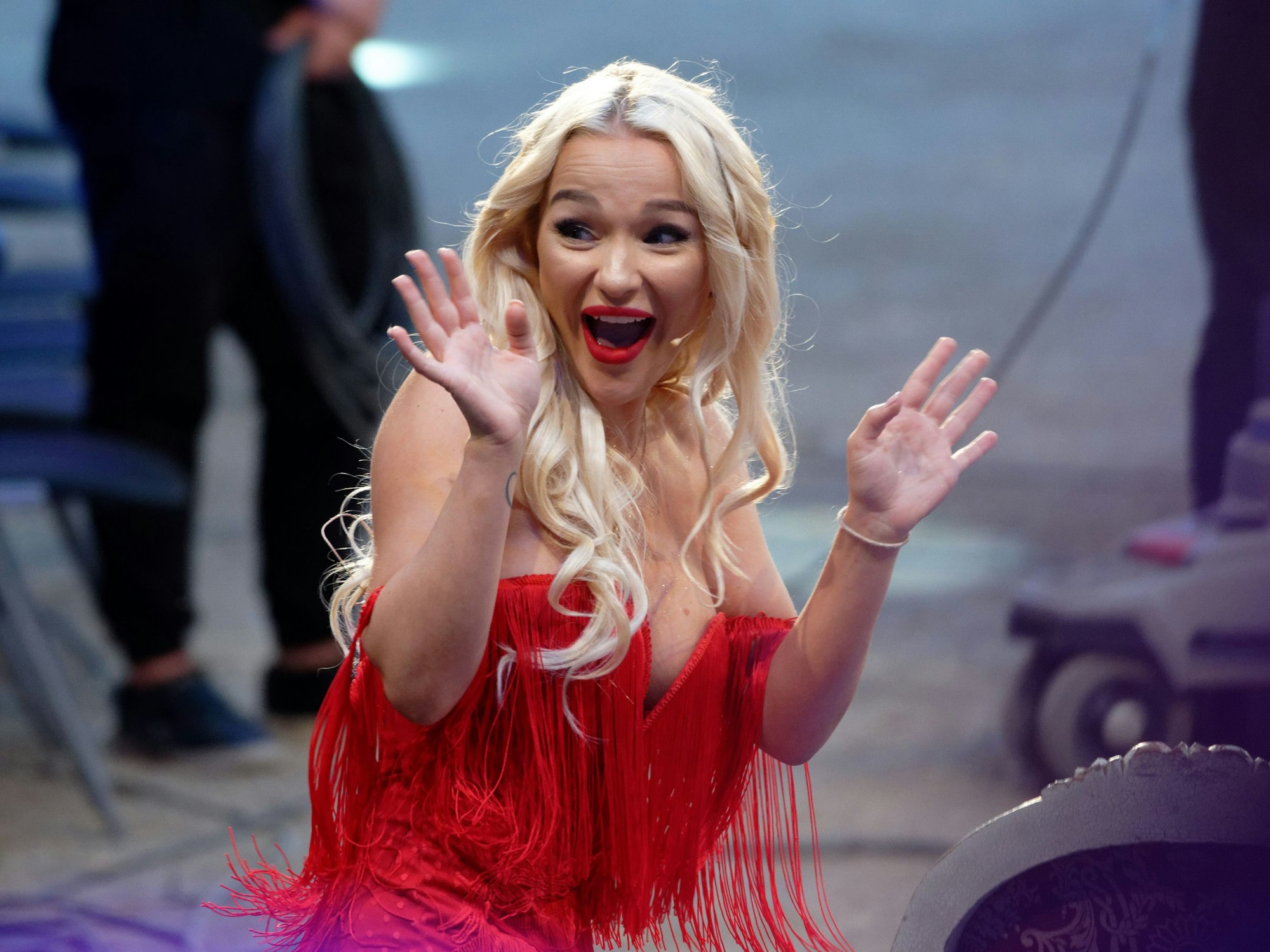 Die Teilnehmerin Emmy Russ steht bei der SAT.1 Show „Promi Big Brother 2020“ im Studio.