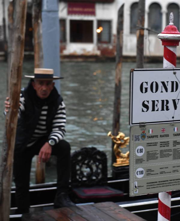 Ein Schild mit der Aufschrift „Gondola Service“ ist in der Lagunenstadt Venedig am Canale Grande zu sehen.