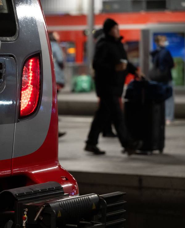 Ein Zug der Deutschen Bahn steht auf einem Gleis.