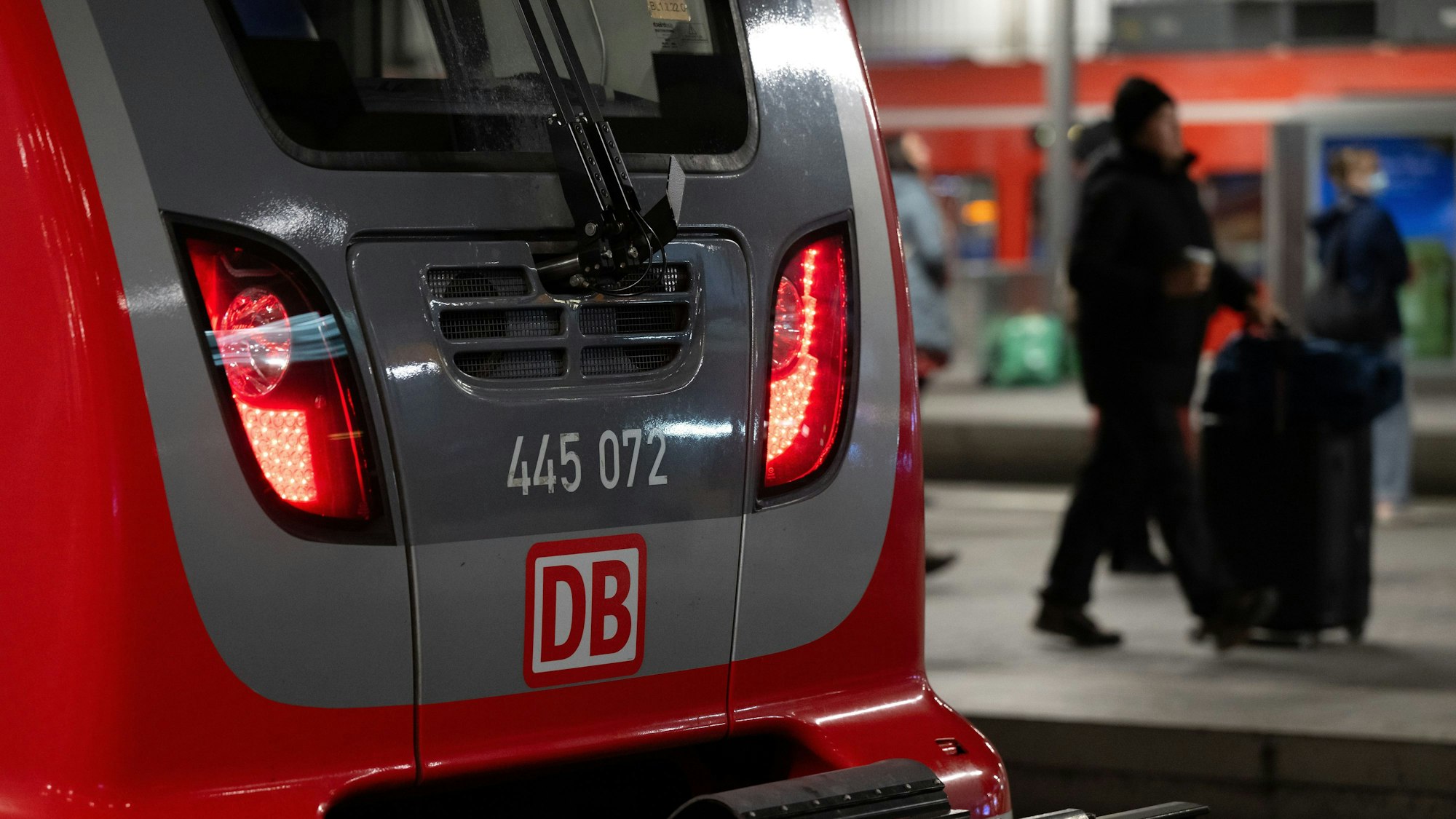 Ein Zug der Deutschen Bahn steht auf einem Gleis.