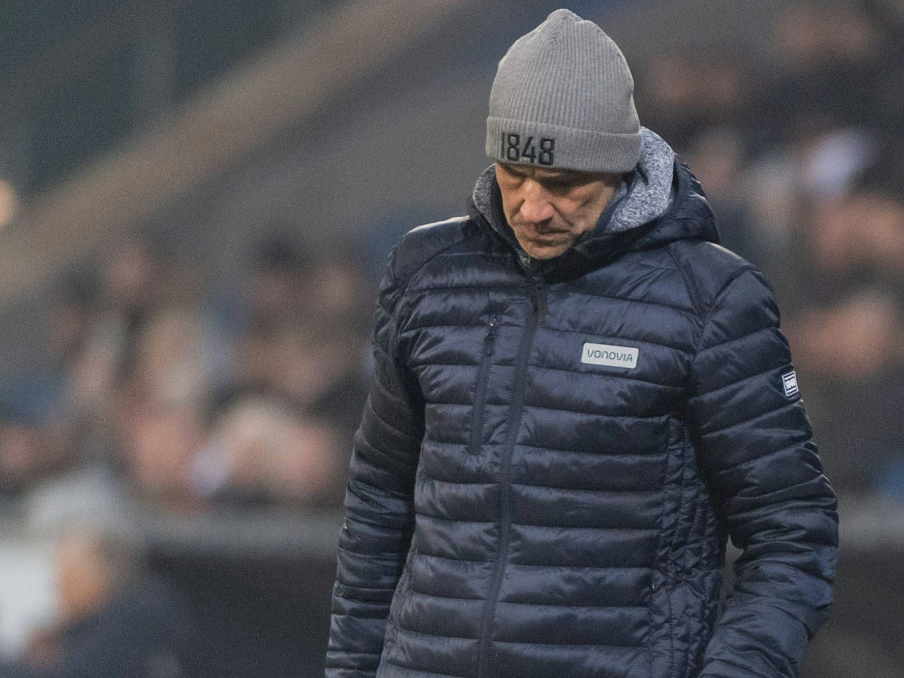 Bochum-Trainer Thomas Letsch schaut nach unten.