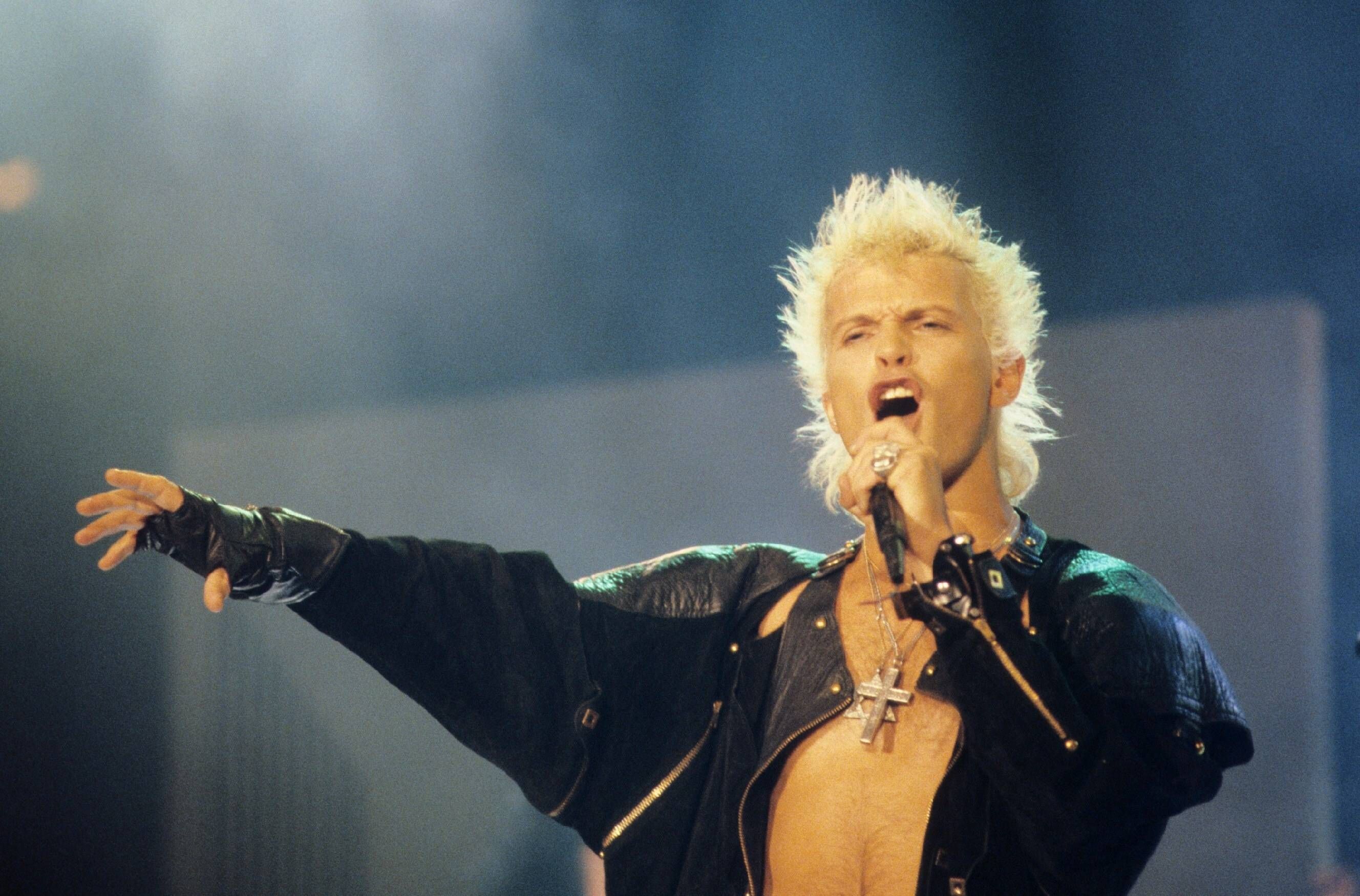 Billy Idol singt und posiert.