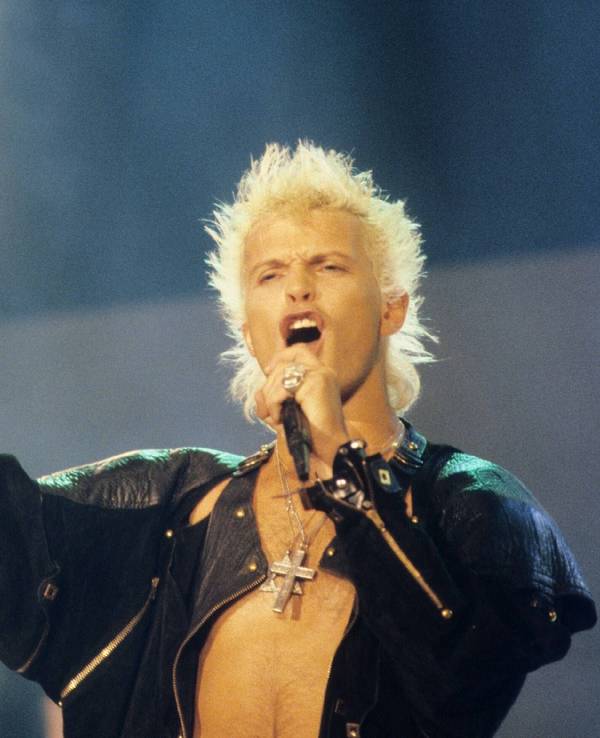 Billy Idol singt und posiert.