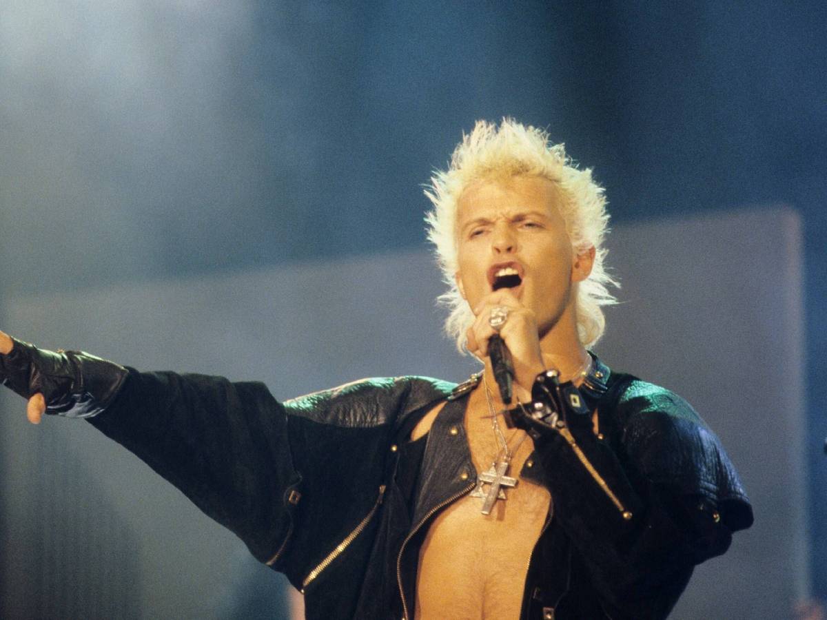 Billy Idol singt und posiert.