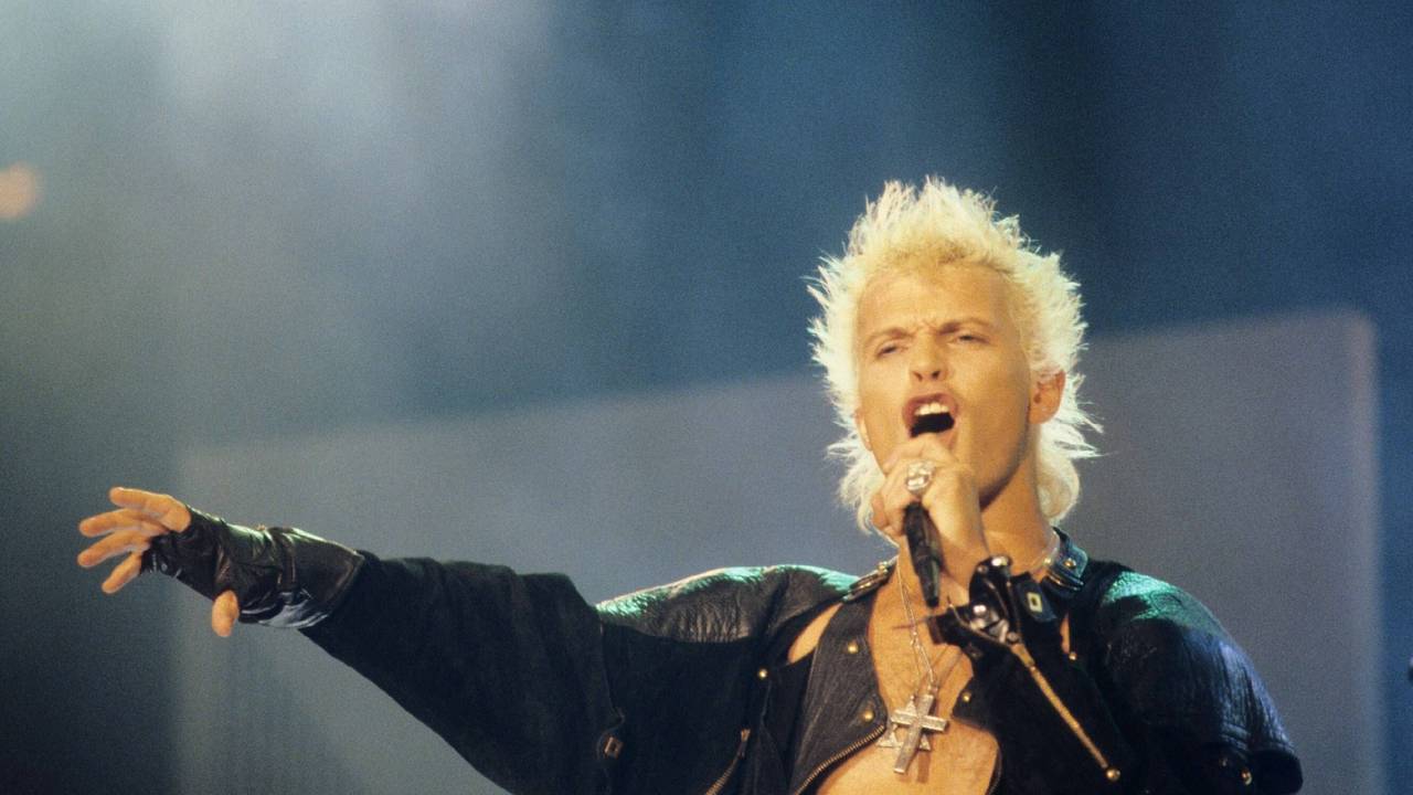 Billy Idol singt und posiert.