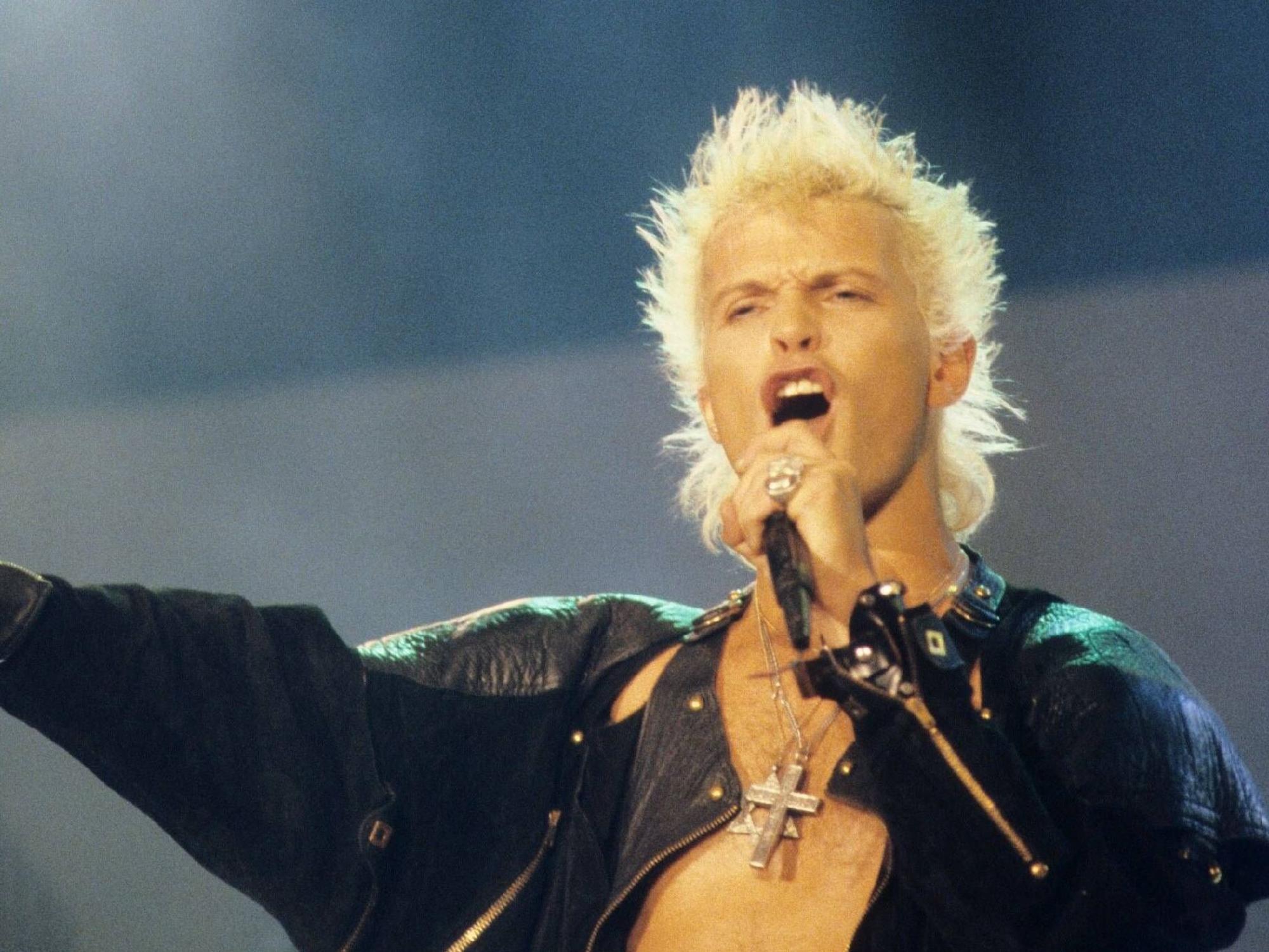 Billy Idol singt und posiert.