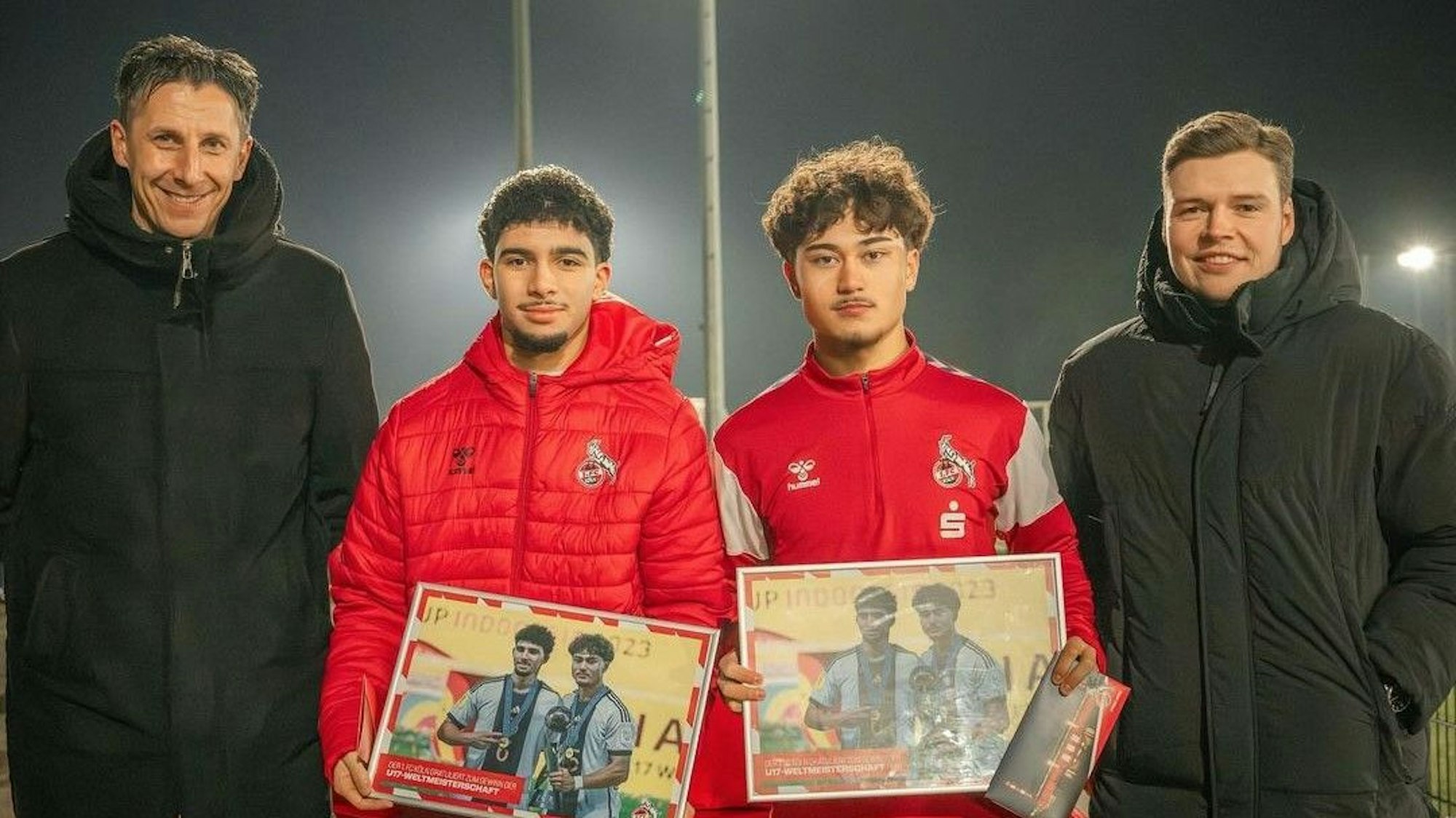Die beiden Kölner U17-Weltmeister Fayssal Harchaoui und Justin von der Hitz wurden von Christian Keller und Lukas Berg geehrt.