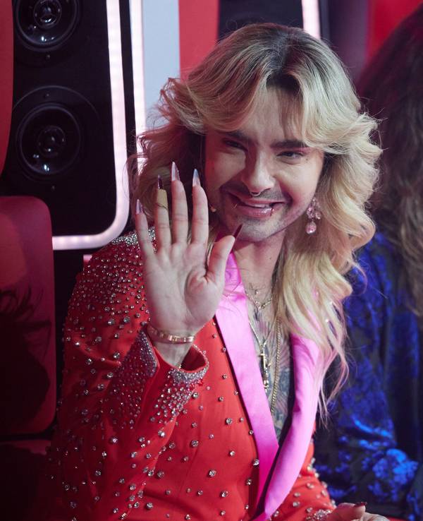 Coach Bill Kaulitz sitzt am 8. Dezember 2023 im Finale der Sat.1-Show „The Voice of Germany“ auf der Bühne. Fünf Kandidaten singen um den Sieg.