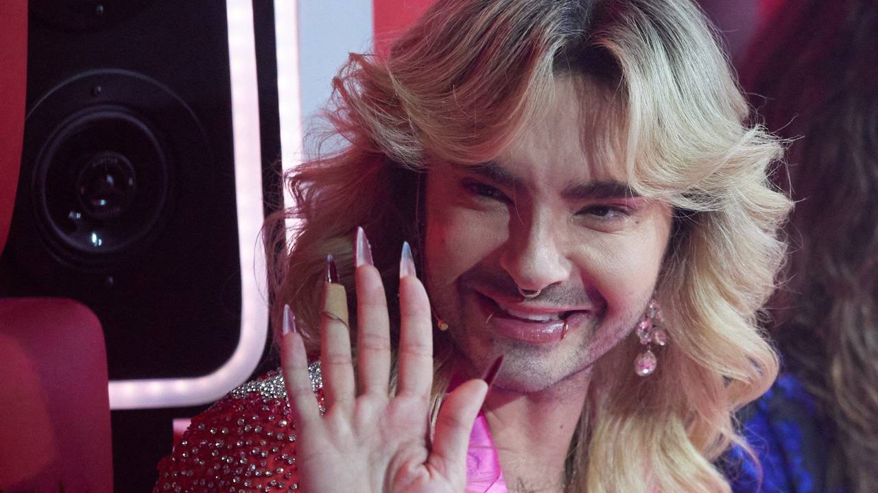Coach Bill Kaulitz sitzt am 8. Dezember 2023 im Finale der Sat.1-Show „The Voice of Germany“ auf der Bühne. Fünf Kandidaten singen um den Sieg.