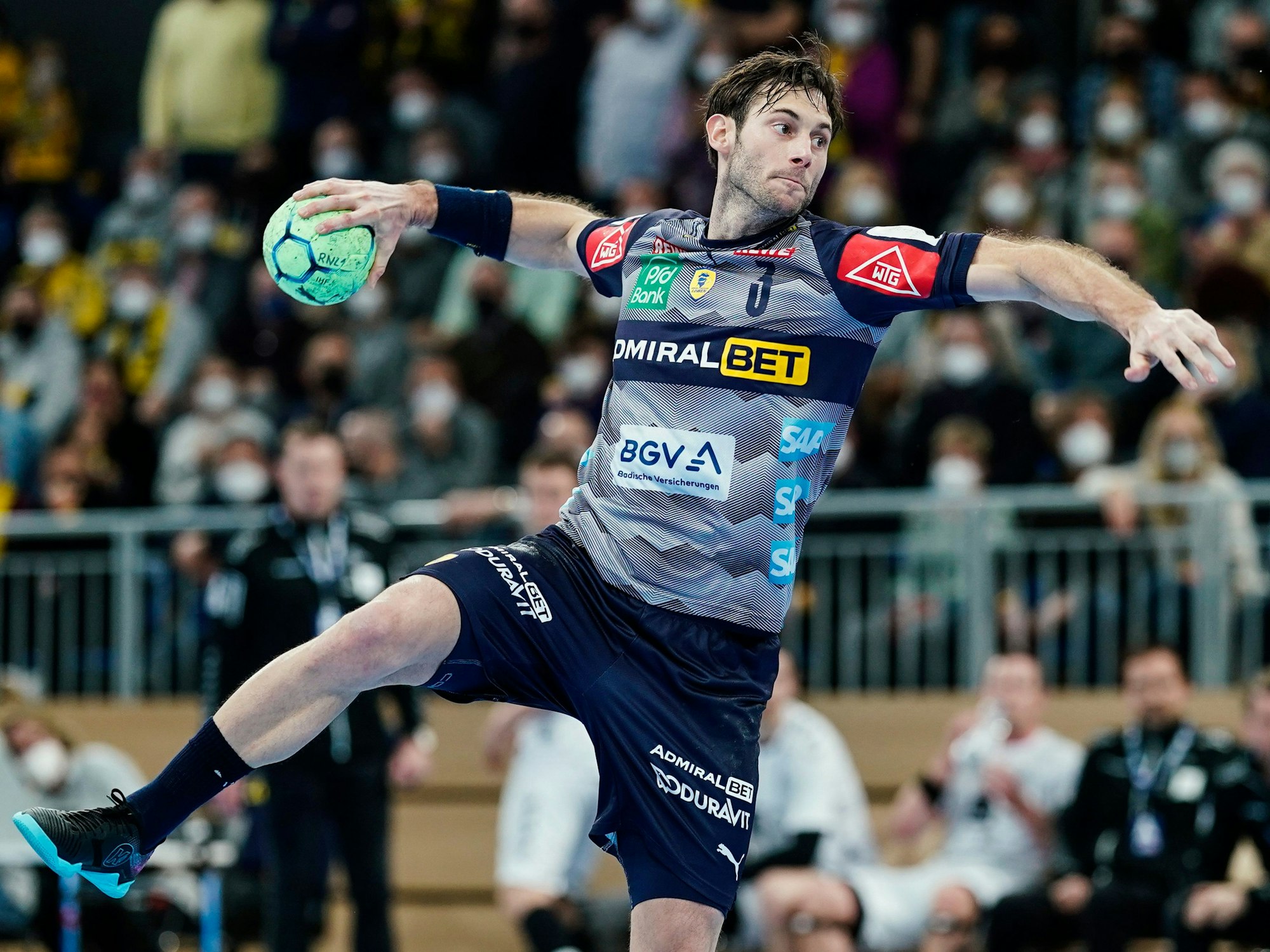 Uwe Gensheimer von den Rhein-Neckar Löwen wirft einen Siebenmeter.