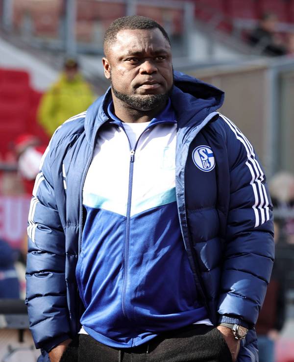 Gerald Asamoah steht beim Schalke-Spiel in Nürnberg am Spielfeldrand.