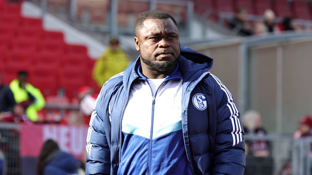 Gerald Asamoah steht beim Schalke-Spiel in Nürnberg am Spielfeldrand.