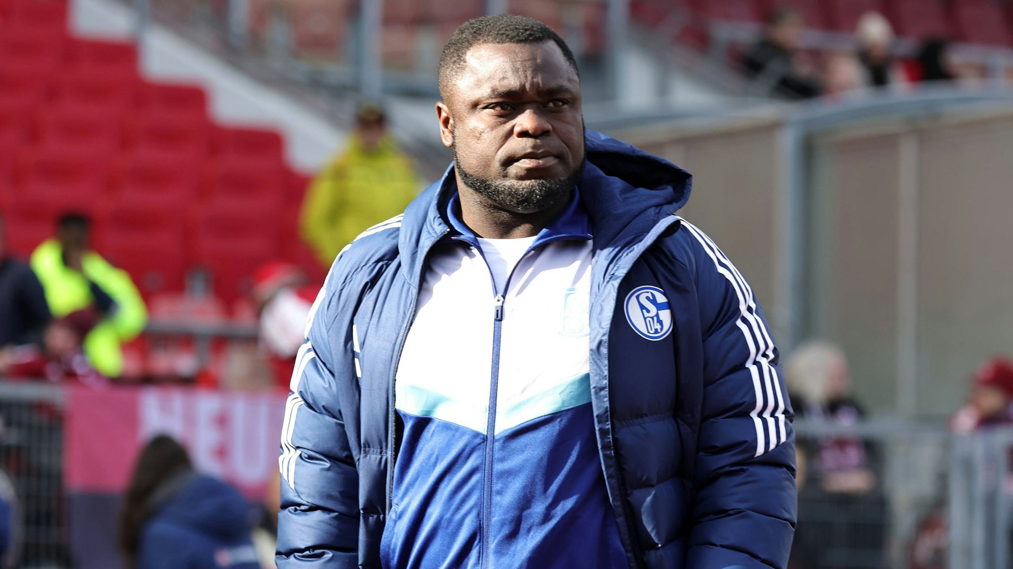 Gerald Asamoah steht beim Schalke-Spiel in Nürnberg am Spielfeldrand.