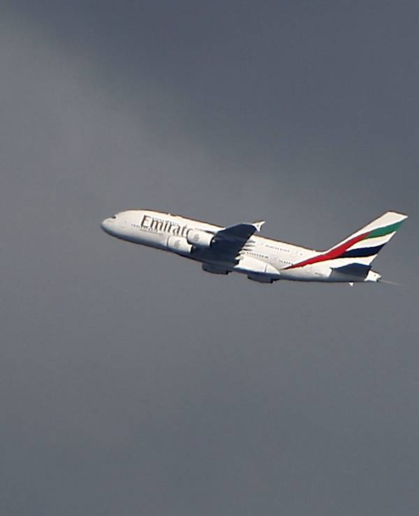 Ein Airbus A380 fliegt am Donnerstag (12. Juni 2008) über die Innenstadt von Hamburg.